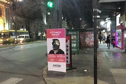 Cientos de banners aparecieron vandalizados sin la cabeza de Facundo Manes, en La Plata