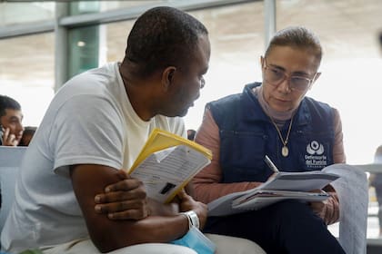 Cientos de colombianos fueron devueltos a su país en vuelos de autoridades migratorias de EE.UU.
(Foto AP/John Vizcaíno)