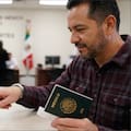 Por qué más de 400 empleados de los consulados mexicanos podrían pasar a ser indocumentados