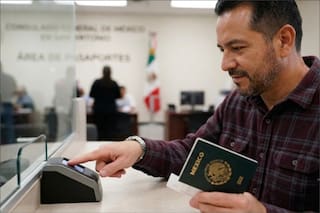 Por qué más de 400 empleados de los consulados mexicanos podrían pasar a ser indocumentados