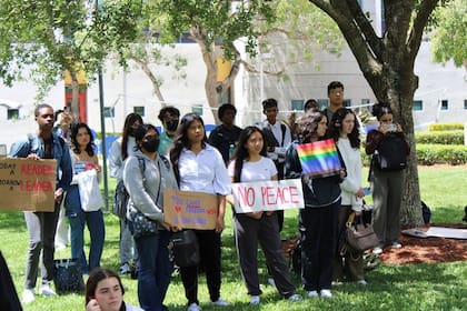 Cientos de estudiantes salieron a las calles para protestar por las iniciativas del gobernador de Florida, Ron DeSantis