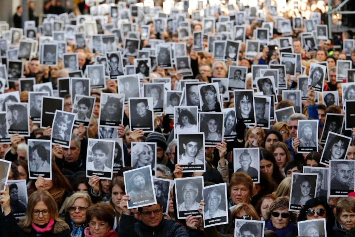 Cientos de familiares de las víctimas y referentes de la comunidad judía volvieron a pedir justicia por la AMIA