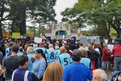 Cientos de familiares y personas con discapacidad protestan frente a la Quinta de Olivos