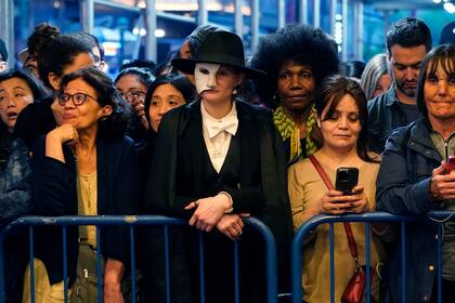 Cientos de fanáticos de El fantasma de la ópera se acercaron a la última función en Nueva York vestidos y lookeados como los personajes del musical