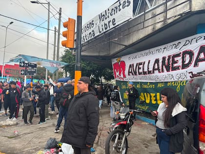 Cientos de fanáticos ya se acercan al partido de Avellaneda