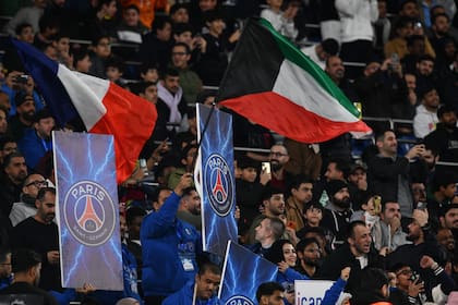 Cientos de hinchas, con los colores de PSG y todo tipo de banderas