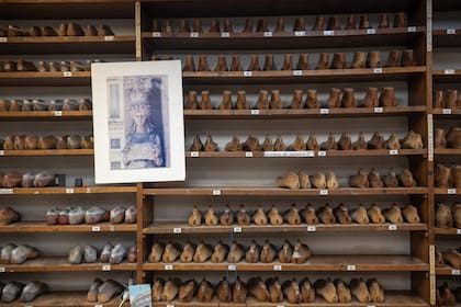Cientos de hormas de madera se conservan en el Taller de Zapatería. La colección, organizada por números y medidas, es una herramienta fundamental para la confección artesanal de calzado destinado a ópera y ballet.