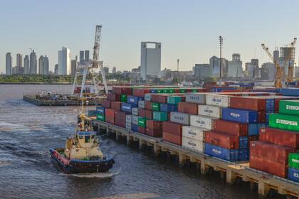 Cientos de importaciones, que pasaron por el puerto, quedaron impagas por la falta de reservas.