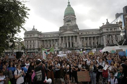 Cientos de jóvenes estudiantes se reunieron en la Plaza de los Dos Congresos