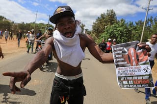 Cientos de jóvenes protestan ante el centro de cuarentena de ébola en Kenia para ciudadanos de EE.UU.