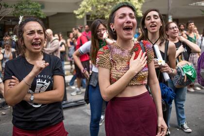 Cientos de jóvenes protestaron cerca de tribunales, en desacuerdo con el fallo