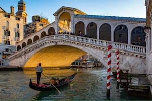 Cientos de lugareños se van cada año porque millones de turistas vienen