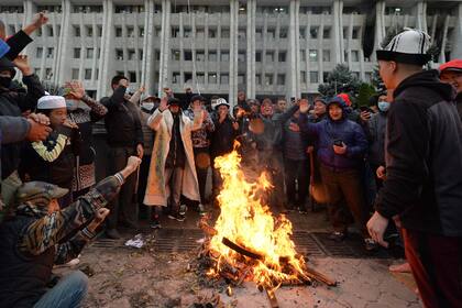 Cientos de manifestantes chocaron con la policía tras unas polémicas elecciones que derivaron en la renuncia del primer ministro. Hay al menos un muerto y más de 600 heridos