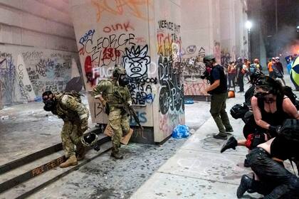 Los efectivos avanzaron y despejaron la multitud con gas lacrimógeno, golpes de bastón y municiones de impacto