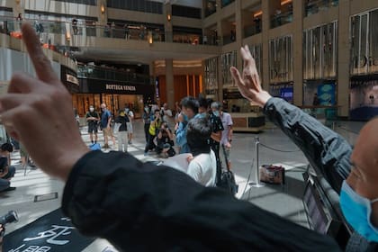 Cientos de manifestantes protestaron hoy por la polémica ley en un shopping de Hong Kong