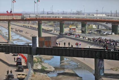 Cientos de migrantes llevan meses varados en municipios fronterizos mexicanos, a la espera de poder pedir asilo en EE.UU.