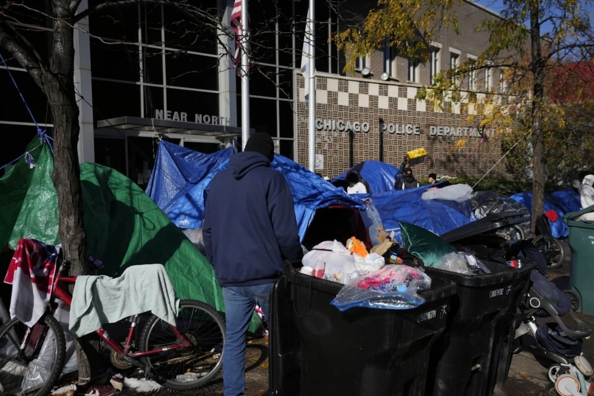 Cientos de migrantes venezolanos y de otros países prefieren dormir en carpas que ir a los refugios