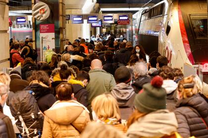 Cientos de pasajeros llenaron la estación de Gare Montparnasse en busca de salir de París ante el nuevo confinamiento