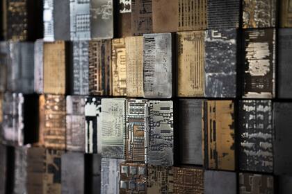Cientos de pequeños bloques metálicos de 4 x 7 cm, cada uno grabado con el patrón de un microchip, evocan mapas urbanos, sistemas de transporte moderno y otros diagramas de nuestra vida en la ciudad