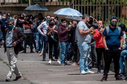 Cientos de personas aguardan en fila en Cúcuta, Colombia, en medio de la pandemia