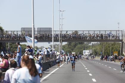 Cientos de personas esperan a la Selección Argentina de fútbol. Ricchieri a la altura de camino de cintura