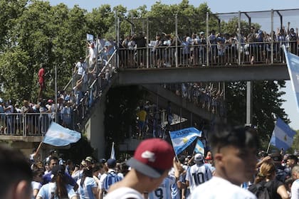 Cientos de personas esperan a la Selección Argentina de fútbol. Ricchieri a la altura de camino de cintura