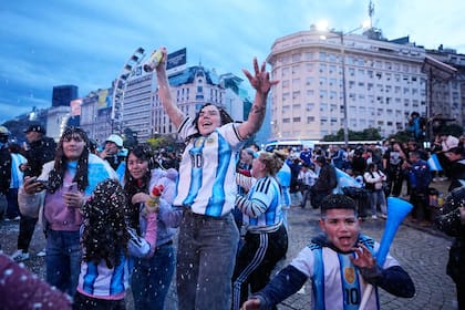 Cientos de personas, fuegos artificiales y gritos eternos en el Obelisco