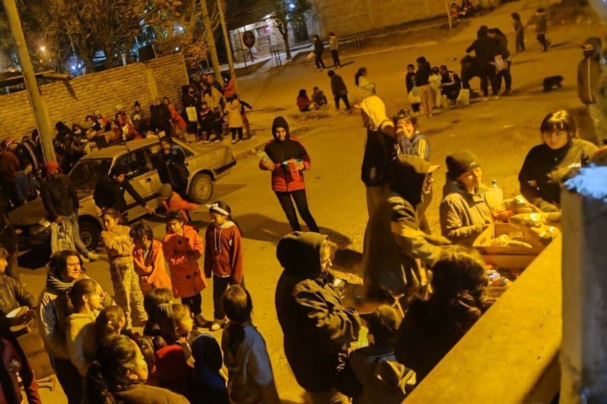 Cientos de personas hacen fila para conseguir un plato de comida, en medio del frío en el comedor Horneritos, en Mendoza.