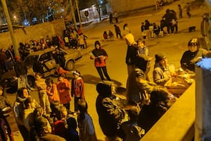 Cientos de personas hacen fila para conseguir un plato de comida, en medio del frío en el comedor Horneritos, en Mendoza.