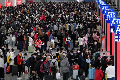 Cientos de personas hacen fila para tomar el tren en la Estación Norte de Shenzen, en la provincia de Guangdong, para viajar a celebrar el Chun Yun con sus familias.