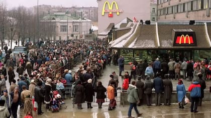 Cientos de personas hicieron cola para entrar en el primer McDonald's que abrió en Moscú en enero de 1990