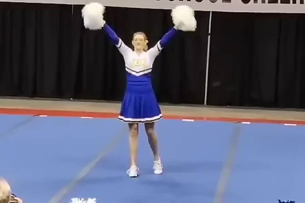 Cientos de personas presenciaron y alentaron la rutina en solitario de Katrina Kohel en Grand Island, Nebraska