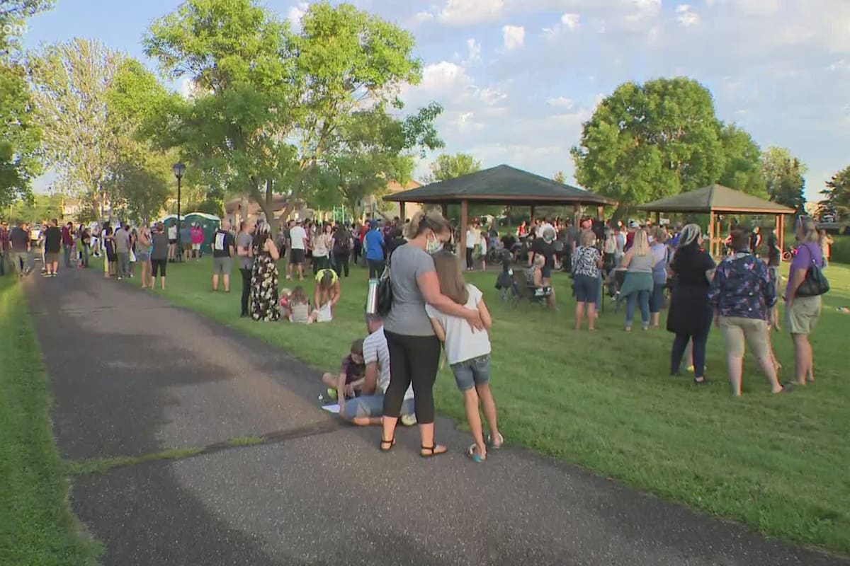 Cientos de personas realizaron una vigilia en conmemoración de Autumn Hallow