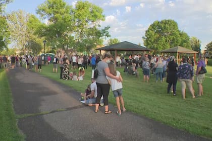 Cientos de personas realizaron una vigilia en conmemoración de Autumn Hallow