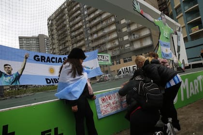 Cientos de personas se acercaron al "arco" frente al Muelle de Pescadores