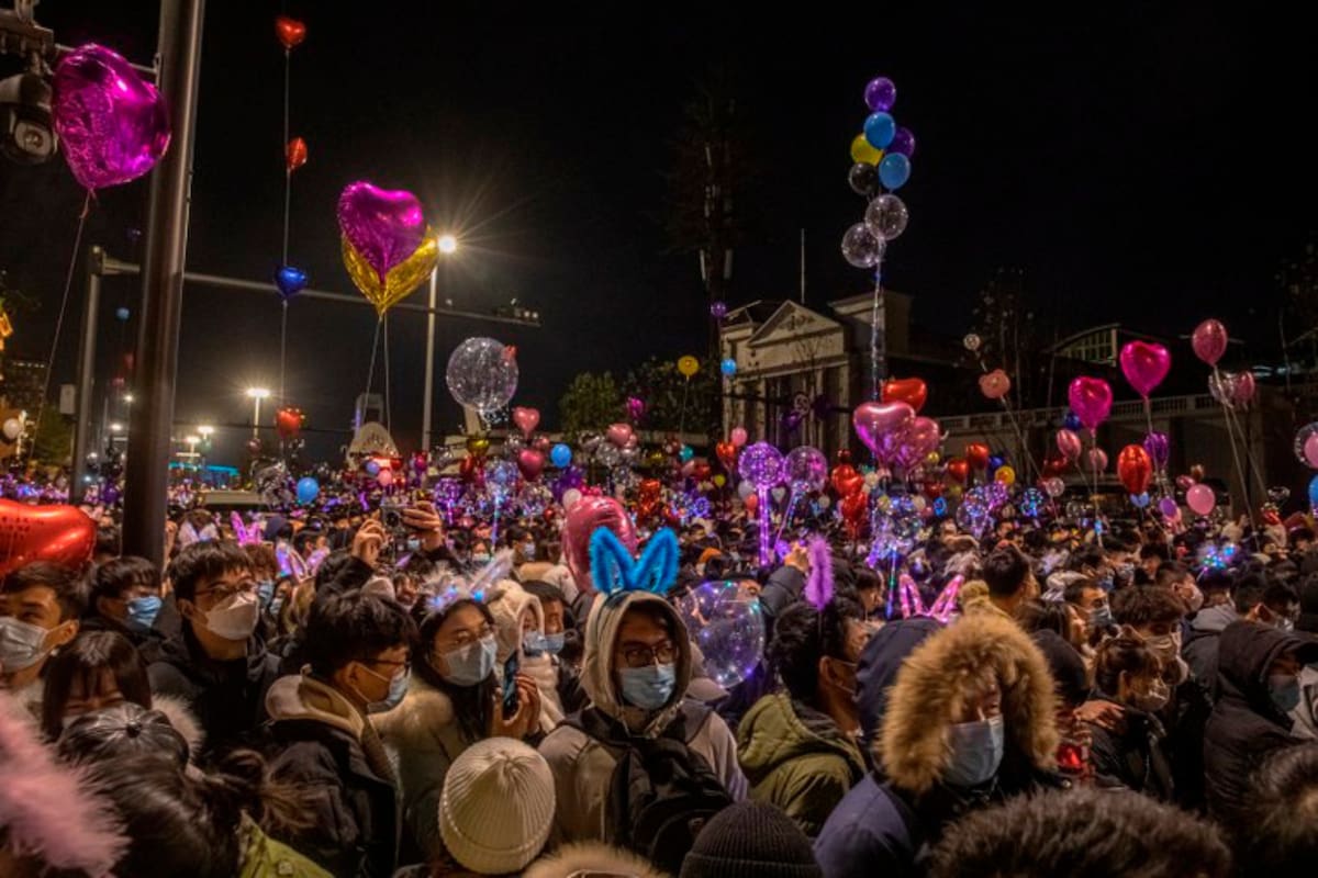 Cientos de personas se aglomeraron en las calles para celebrar el la llegada del nuevo año en Wuhan