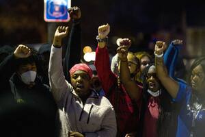 Cientos de personas se cruzaron con las fuerzas de seguridad en Minneapolis, donde se lleva a cabo el juicio contra el agente Derek Chauvin