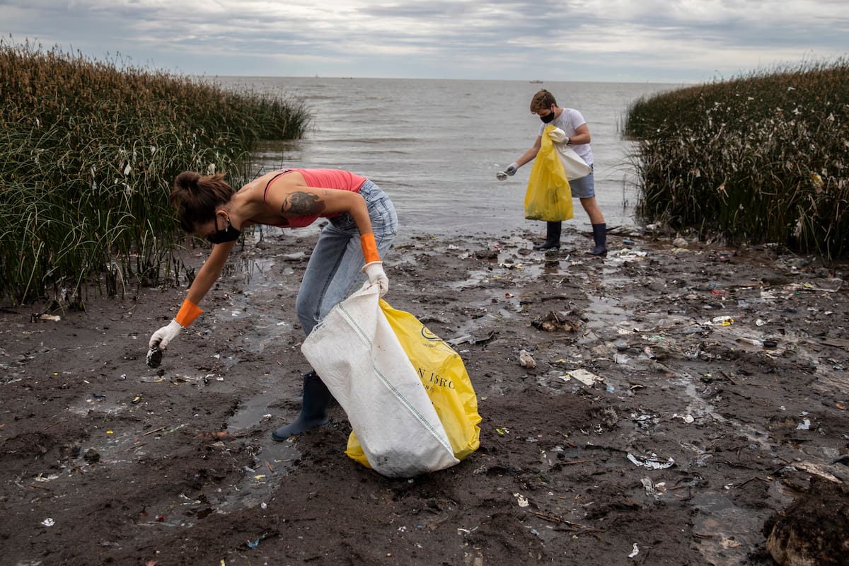 Cientos de personas se reúnen los sábados para limpiar la costa de San Isidro; en cuatro meses, ya juntaron mas de 10 toneladas de basura