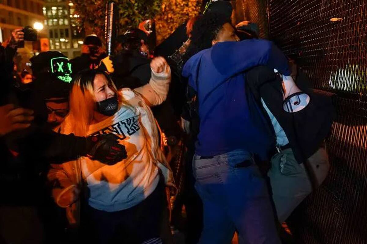Cientos de personas se reunieron cerca de la Casa Blanca para las manifestaciones previstas para la noche de las elecciones