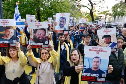 Cientos de personas se reunieron en Parque Centenario para recordar a las víctimas y pedir por la liberación de los rehenes