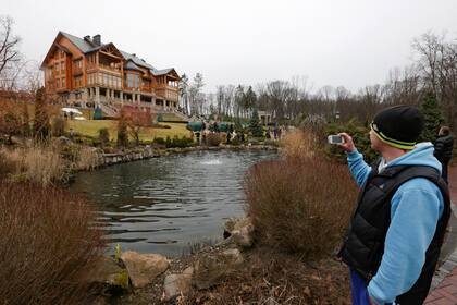 Imagen desde afuera de la imponente residencia del expresidente ucraniano, Víktor Yanukovich