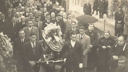 Cientos de porteños participan de un responso en el Cementerio de la Recoleta