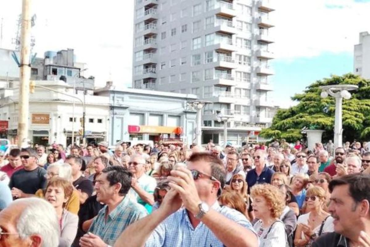 Cientos de productores se manifestaron antes de la votación en el Concejo Deliberante de Azul. Archivo
