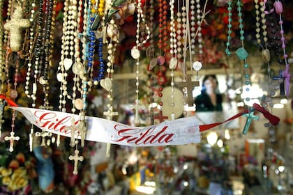 Cientos de rosarios fueron colocados junto a una vincha con el nombre de Gilda, en la entrada de un santuario en su honor