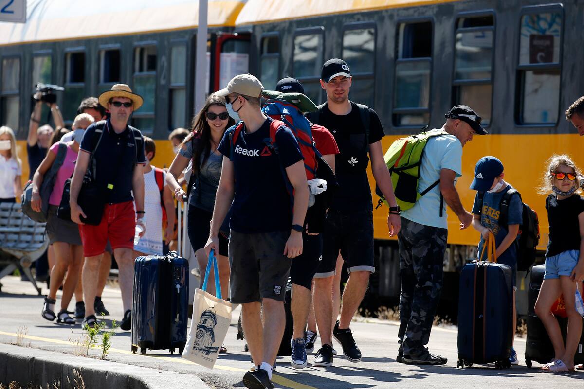 Cientos de turistas llegan en tren a Rijeka en Croacia, el 1 de julio de 2020