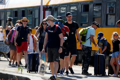 Cientos de turistas llegan en tren a Rijeka en Croacia, el 1 de julio de 2020