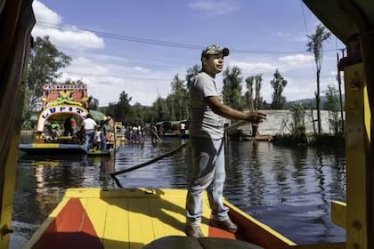 Cientos de turistas llenan los canales de Xochimilco todos los fines de semana