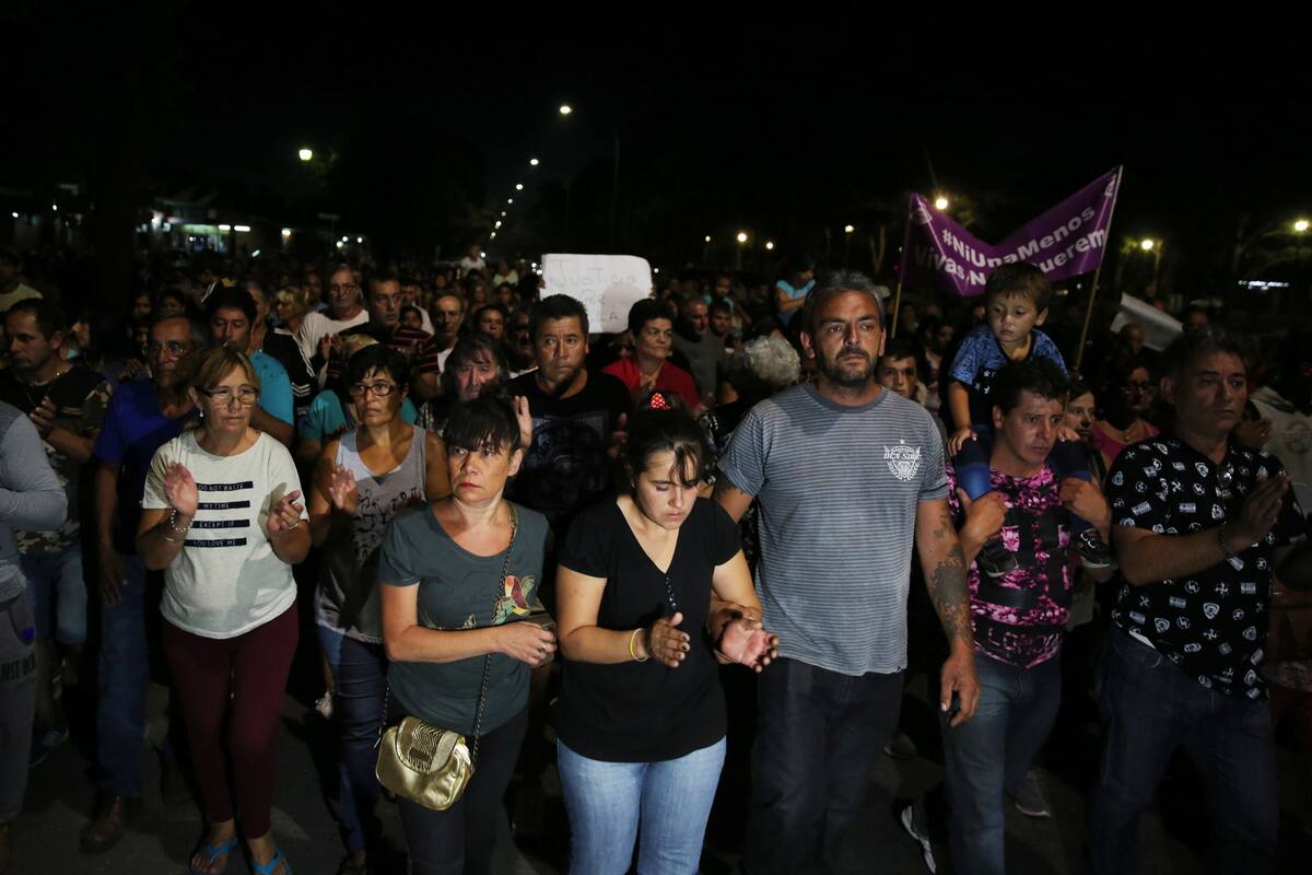 Cientos de vecinos acompañaron en silencio a la madre y al padrastro de la chica violada y asesinada anteayer; las mujeres fueron mayoría en la concentración; algunas pidieron la pena de muerte para el femicida, que sigue preso