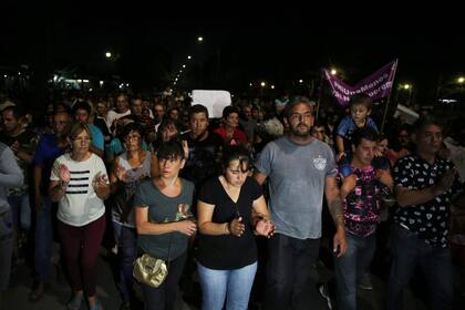 Cientos de vecinos acompañaron en silencio a la madre y al padrastro de la chica violada y asesinada anteayer; las mujeres fueron mayoría en la concentración; algunas pidieron la pena de muerte para el femicida, que sigue preso