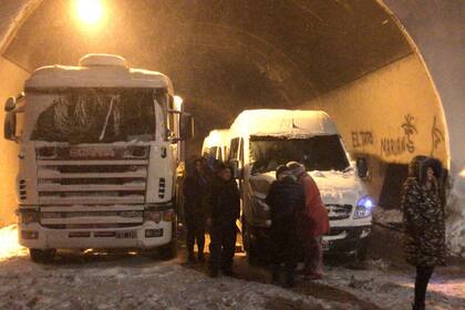 Cientos de vehículos quedaron varados en el lado chileno.